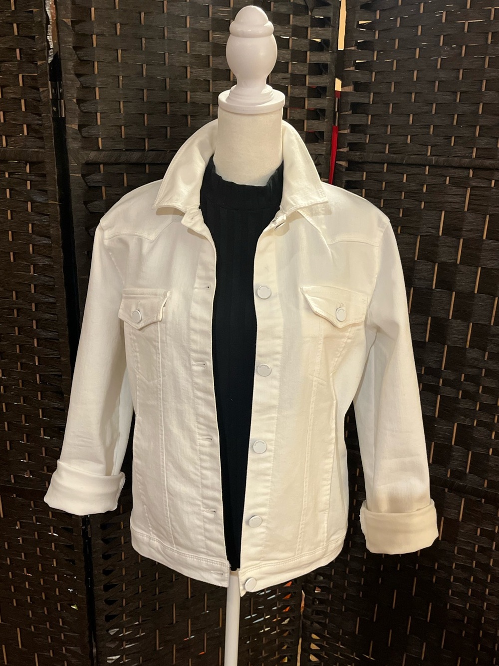 Democracy White Denim / Jean Jacket. 
4 pockets. 75% cotton. Stretchy. S